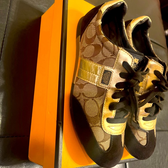 Coach - Picture 3 of 3